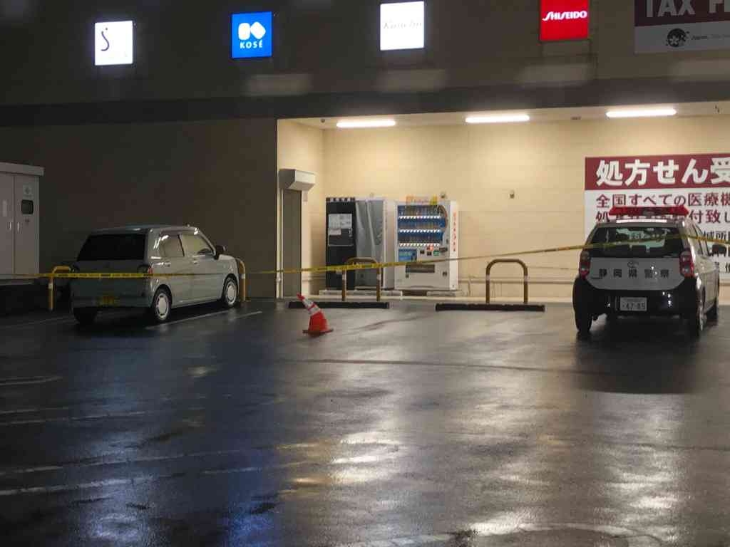 店舗駐車場で70代女性が刃物で切り付けられ軽乗用車奪われる　犯人の外国人風の男2人組が逃走中　警察は強盗致傷事件として捜査　静岡・袋井市