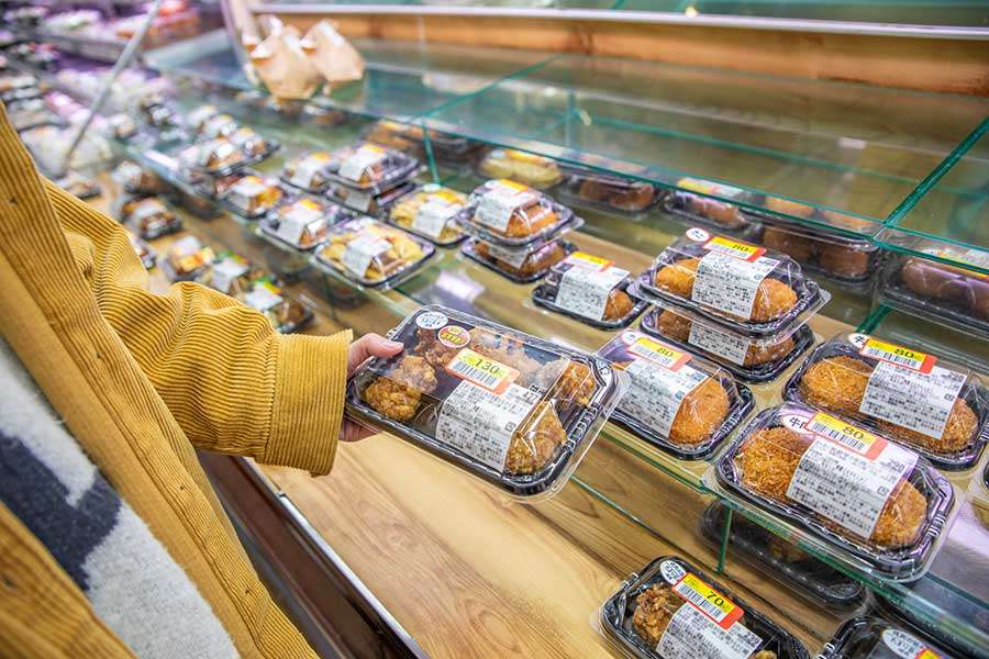 「狙っている客には絶対に断ります」　総菜の「値引きシール」を待つ客へ…スーパー店員が語る“NG行為”と切実な本音