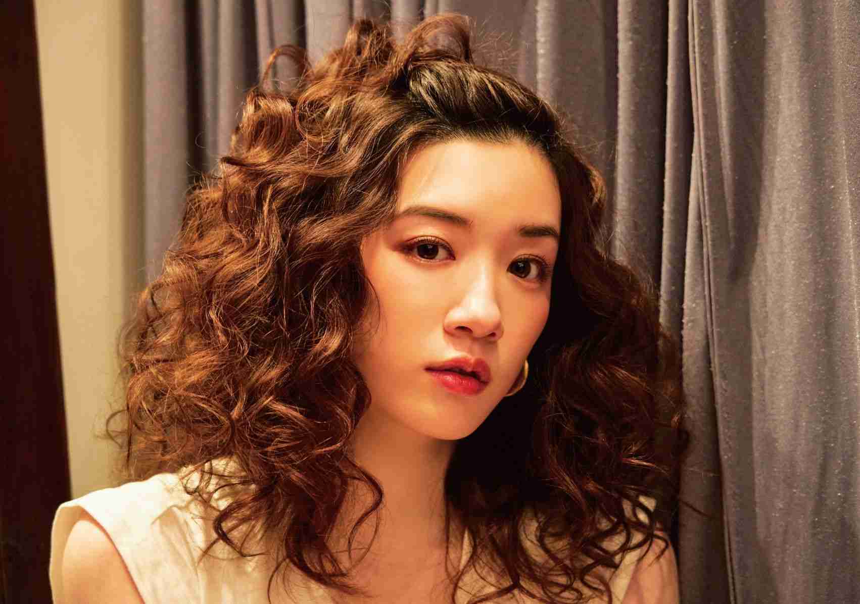 永野芽郁 かわいすぎる“膝上20cm”超ミニスカで繁華街に降臨…「元ナンバーワンキャバ嬢役」で開く新境地
