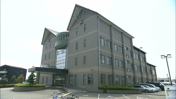 「雨が降っていないのにカッパを着て家の写真を撮っている」　不審者との情報で警察官が駆け付けると飛び出し式のナイフを所持　中年とみられる男を現行犯逮捕｜FNNプライムオンライン