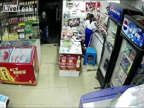 誘拐の瞬間！コンビニの店番をしていた少女が見知らぬ男に誘拐される