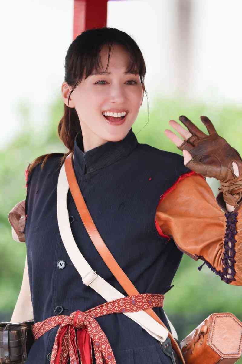 綾瀬はるか 11回目の会津まつり参加、そっくり芸人とのツーショットも披露!“神ファンサ”姿をキャッチ
