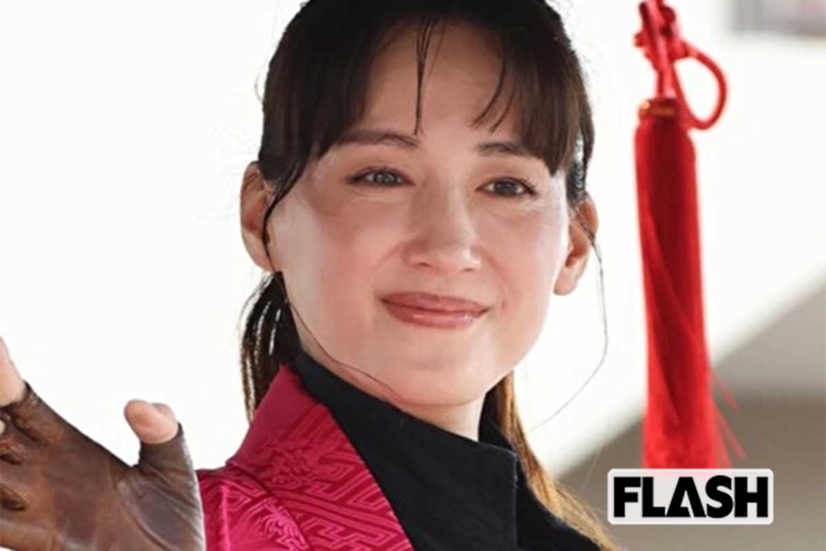 綾瀬はるか　11回目の会津まつり参加、そっくり芸人とのツーショットも披露！“神ファンサ”姿をキャッチ | Smart FLASH/スマフラ[光文社週刊誌]