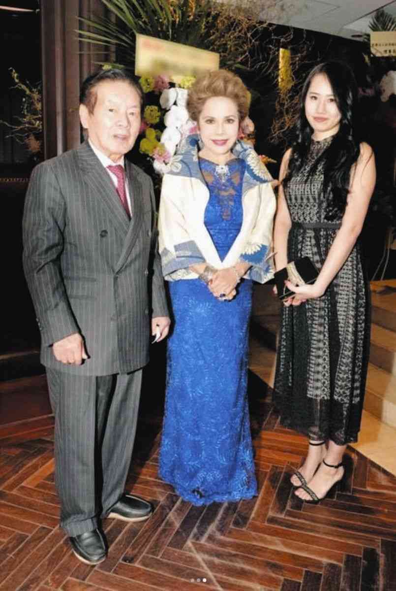 ◆デヴィ夫人、紀州のドン・ファン夫妻と３ショット【写真】：中日スポーツ・東京中日スポーツ 