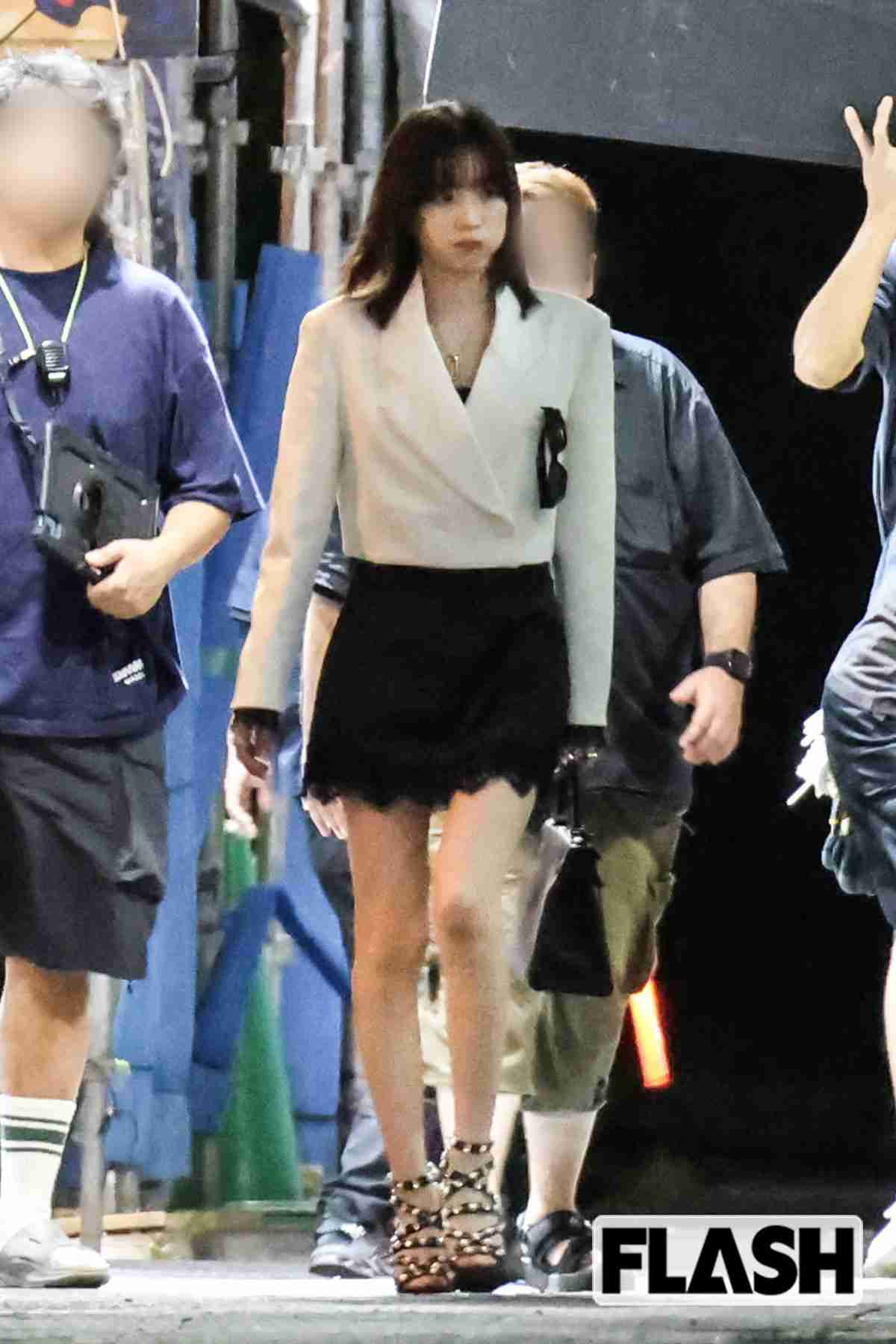 永野芽郁 かわいすぎる“膝上20cm”超ミニスカで繁華街に降臨…「元ナンバーワンキャバ嬢役」で開く新境地