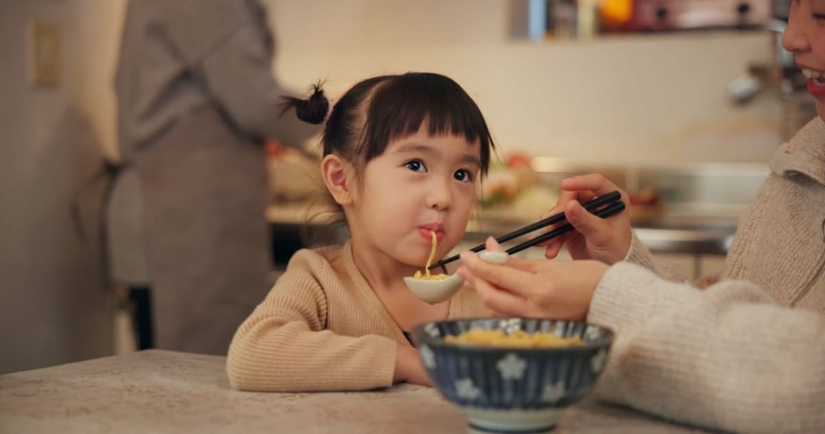 5歳の娘と“ラーメン屋”で「1200円の大盛り」を注文しシェアの予定が「1人1杯頼んで」と言われた…子どもが“並だと残してしまう”のですが、子どもも「1人1杯ルール」に従うべきでしょうか？|ファイナンシャルフィールド|子育て