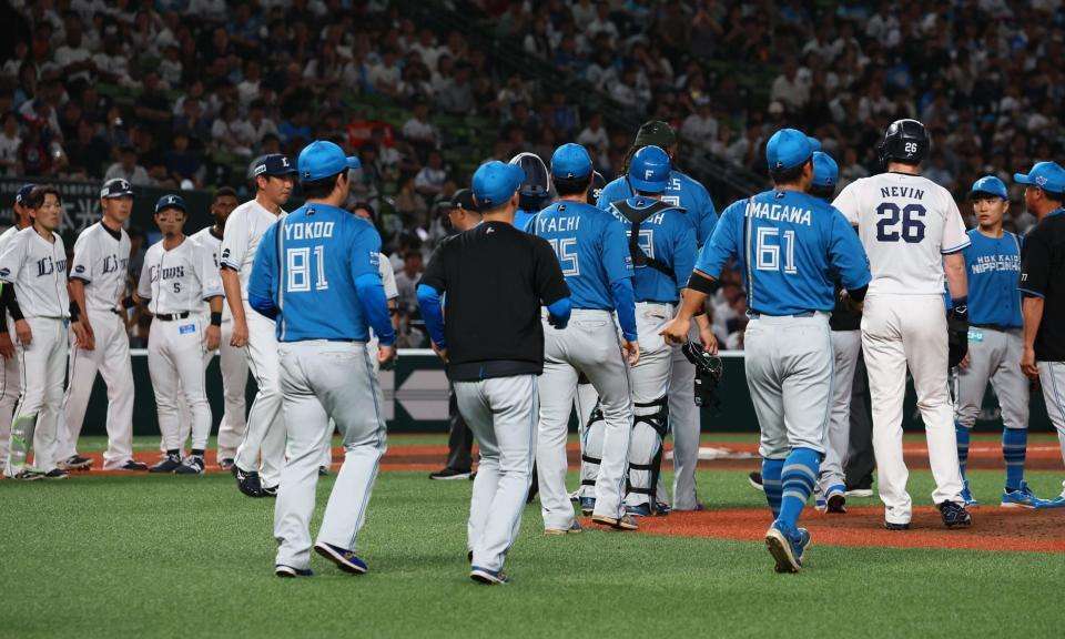球場騒然　日本ハム・伊藤大海と西武・黒田哲史三塁コーチが一触即発にらみ合い　互いに言葉を発して、黒田コーチが怒りの表情でマウンド側へ　両軍入り乱れて試合中断