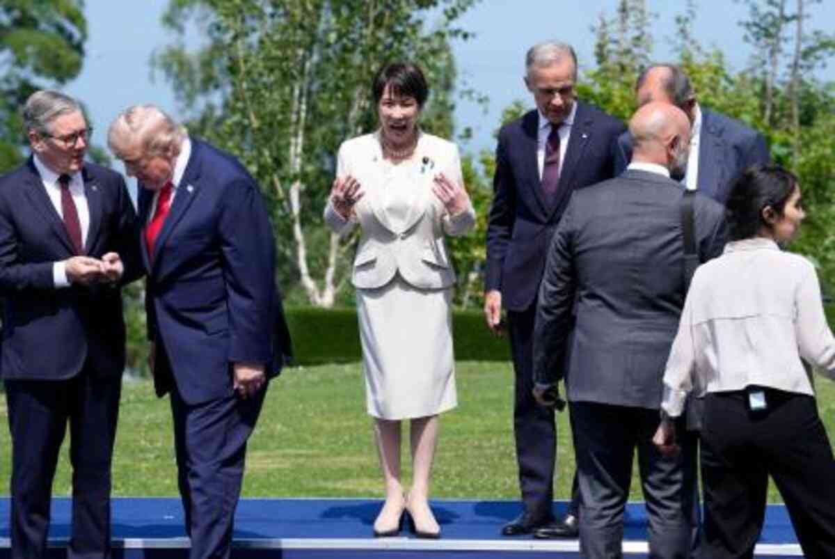　G7サミットの招待国も含めた記念撮影に臨む高市首相（左から3人目）＝16日、フランス東部エビアン（共同） - 【重要鉱物の共同備蓄】対中国で結束アピール　不協和音の欧米、懸念共有 - 写真・画像(4/7)｜【西日本新聞me】
