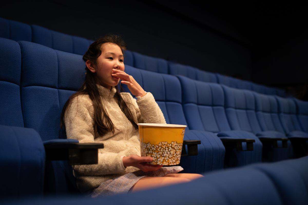 エンドロール中の離席、おしゃべり、ポップコーンの音…どこまで許せる? 白熱する映画館の「マナー論争」と心穏やかに過ごすための自衛策