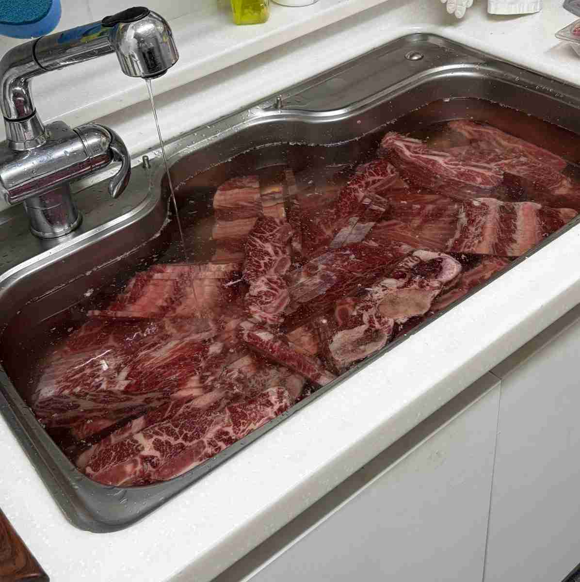 「韓国に嫁いで3年目、まだこのレベルの衝撃があるとは思わんかったんや」キッチンシンクで大量の生肉が水浸しの状態に…義母「シンクもお皿だと思ってる」