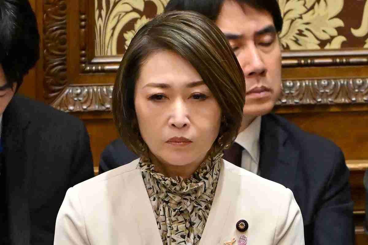 三原じゅん子氏（61）が国会を抜け出して「美容整形クリニック」に行っていた！　「国会周辺での待機」指示も、アンチエイジングへ | デイリー新潮