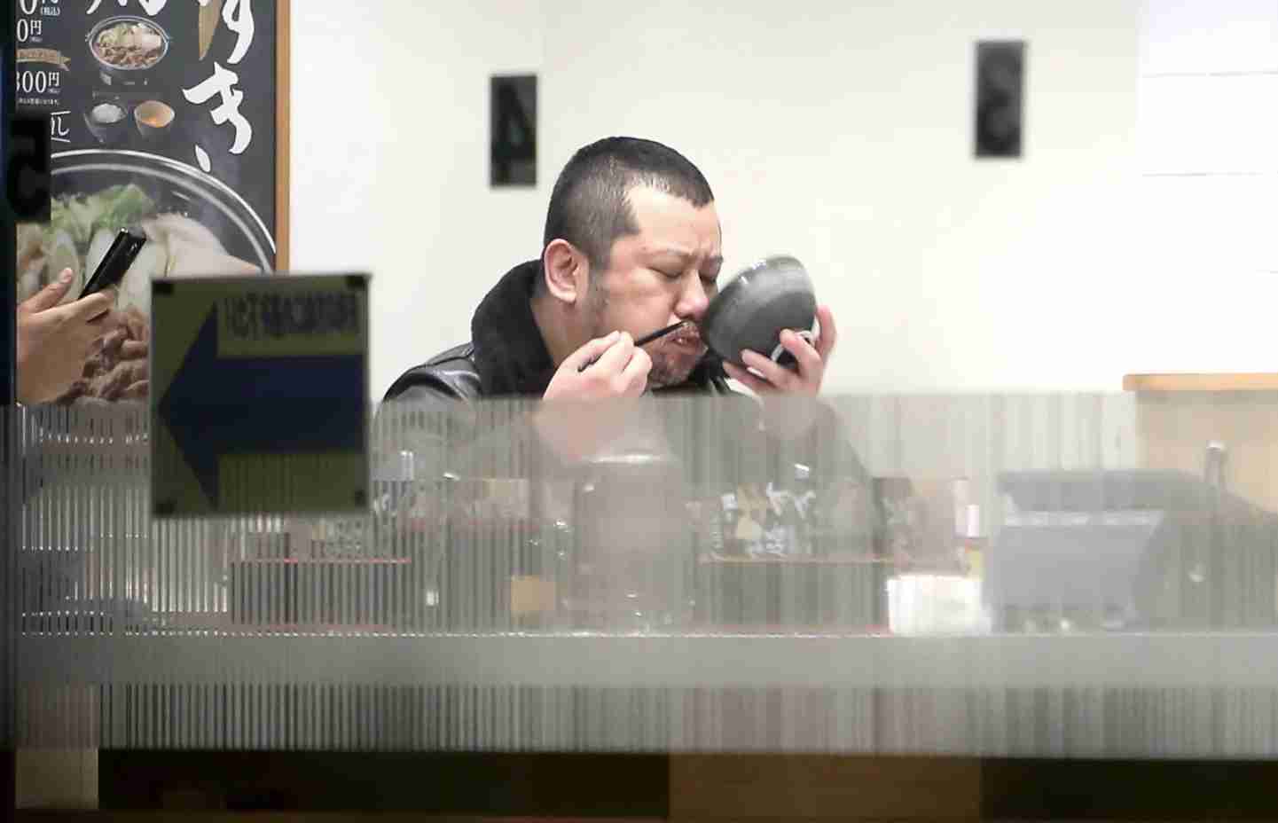 田村淳、うなぎ屋で帽子を脱がずに食事 批判の声に反論「格安牛丼チェーン店で着帽のまま食べてても何も言わないのに…」