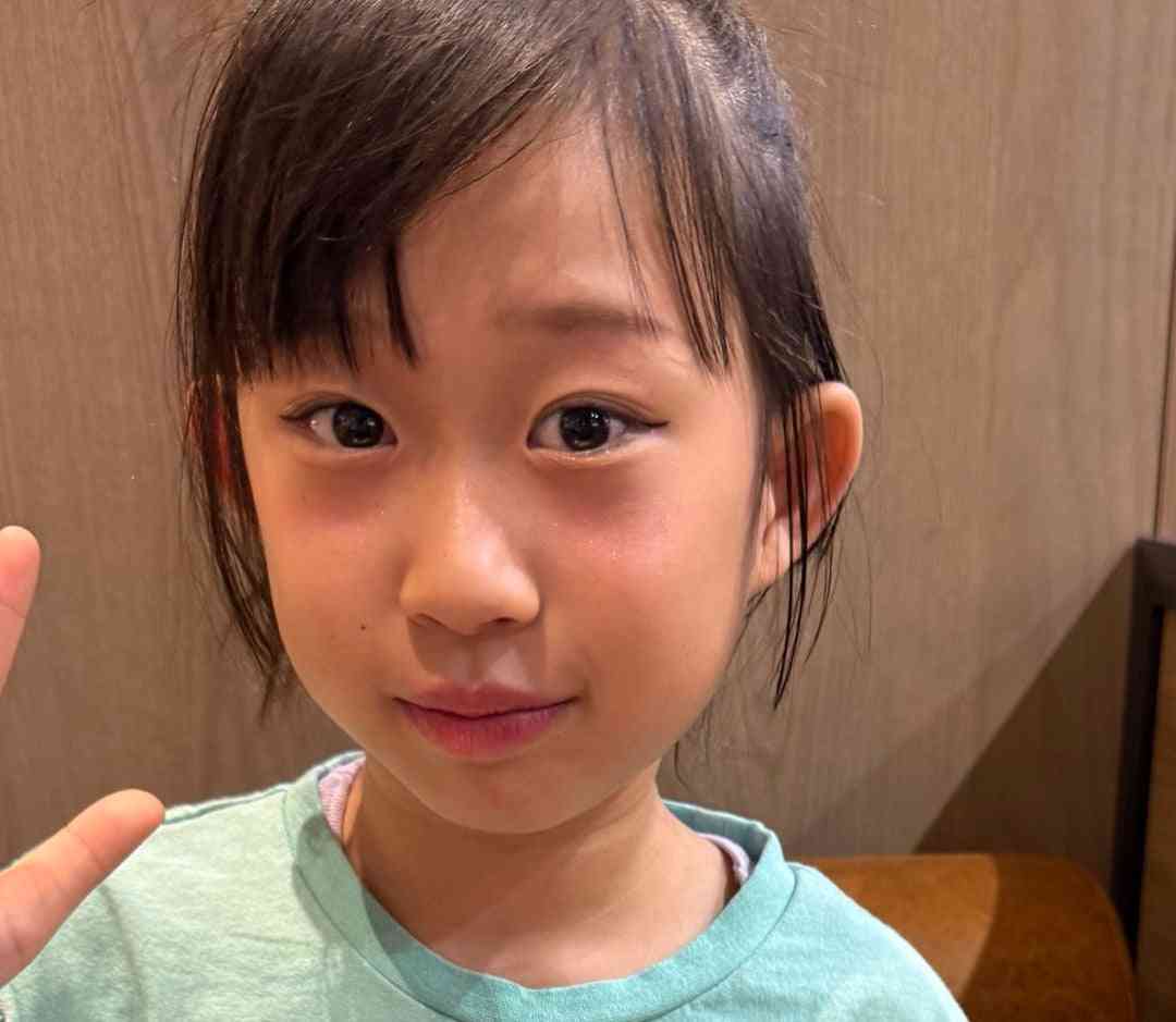 パンサー尾形:モデルデビューした8歳長女 アイプチで目元の印象ガラリ “理想の二重”へのこだわりに母も驚き