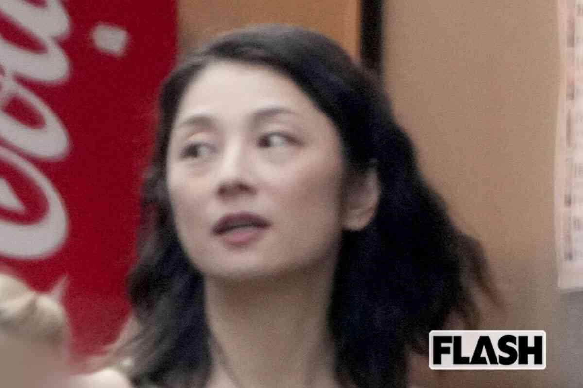 『地面師たち』新作の“極秘撮影”が進行中！小池栄子は「肩＆脚出し」大胆姿でオフィスを闊歩 | Smart FLASH/スマフラ[光文社週刊誌]
