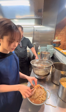 元セクシー女優・桃乃木かな、ラーメン二郎の厨房での調理動画公開が波紋…“特別扱い”に「手袋を着用すべき」厳しい声も