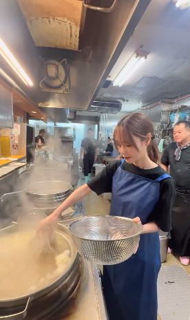 元セクシー女優・桃乃木かな、ラーメン二郎の厨房での調理動画公開が波紋…“特別扱い”に「手袋を着用すべき」厳しい声も