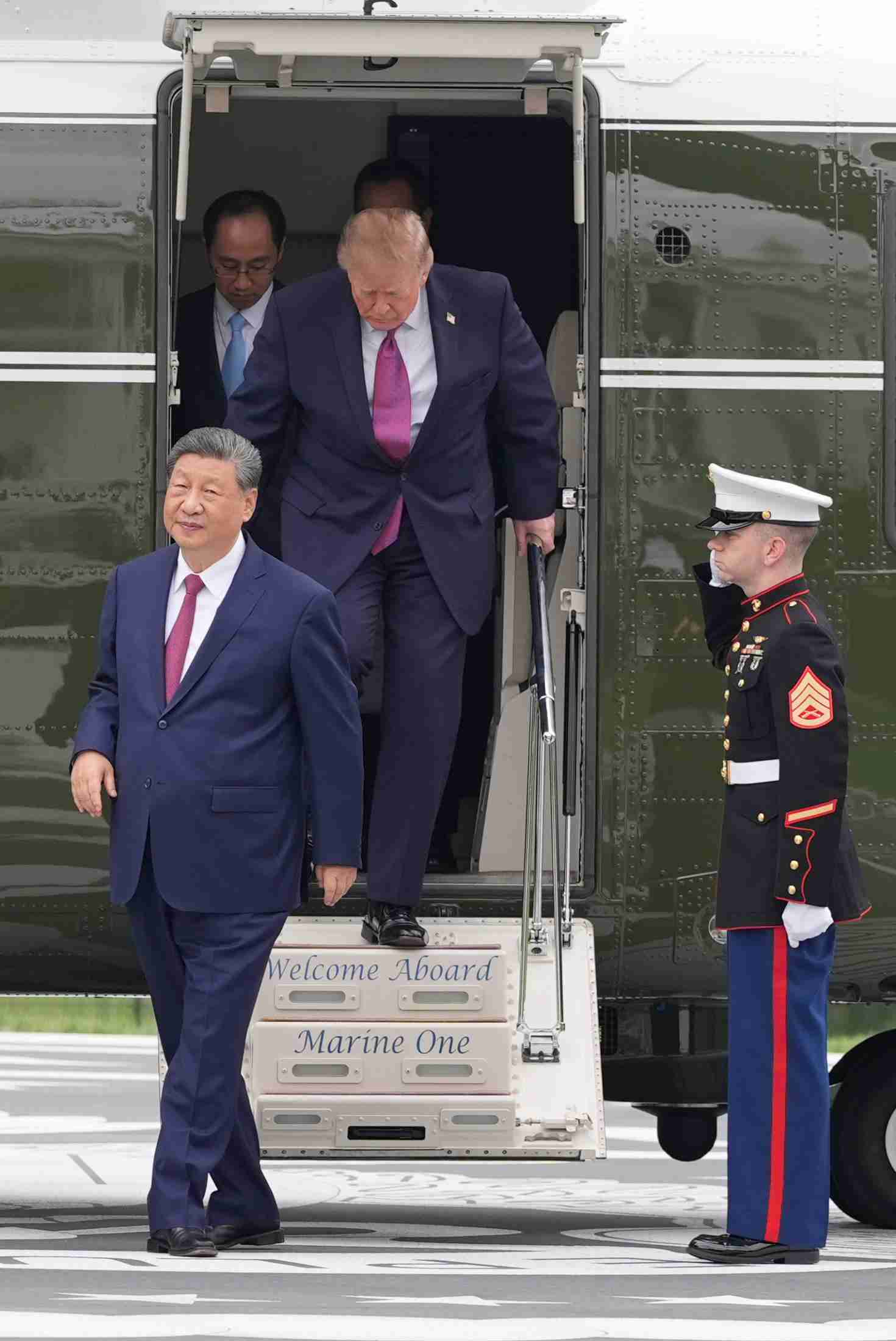 米大統領専用ヘリに習主席を案内　そろいの服装、親密さを演出（共同通信） - Yahoo!ニュース