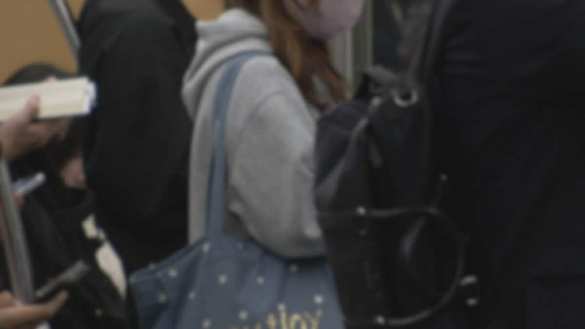 ｢後ろから触られた｣17歳女子高校生が届け出て発覚　列車内でスカートをめくってわいせつ行為か　31歳会社員の男｢スカートの上から触っただけ｣ | 福岡のニュース｜RKB NEWS｜RKB毎日放送