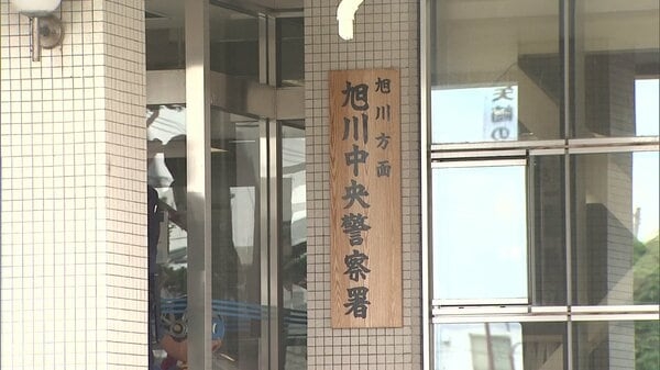 『殴る蹴るの暴行を受けた』旭川市の夜の河川敷で面識のない女子高校生の髪をつかみ腹に足蹴り…高校生の15歳少女を逮捕「髪をつかんで腹部を足蹴りするといったことはしていません」容疑を否認〈北海道旭川市〉｜FNNプライムオンライン