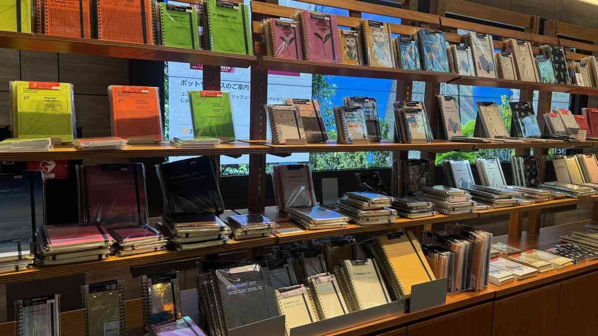 ｢1月始まり手帳が8月販売開始｣｢大小2種持ちユーザーが増加｣…デジタル全盛でも人気｢手帳｣ファンの熱量衰えぬワケ | ライフ | 東洋経済オンライン