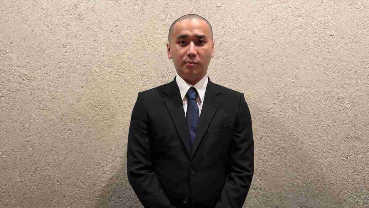 こめお、丸刈り黒スーツ姿で食中毒事故を再謝罪 割烹店は現在営業停止中「閉店を視野」