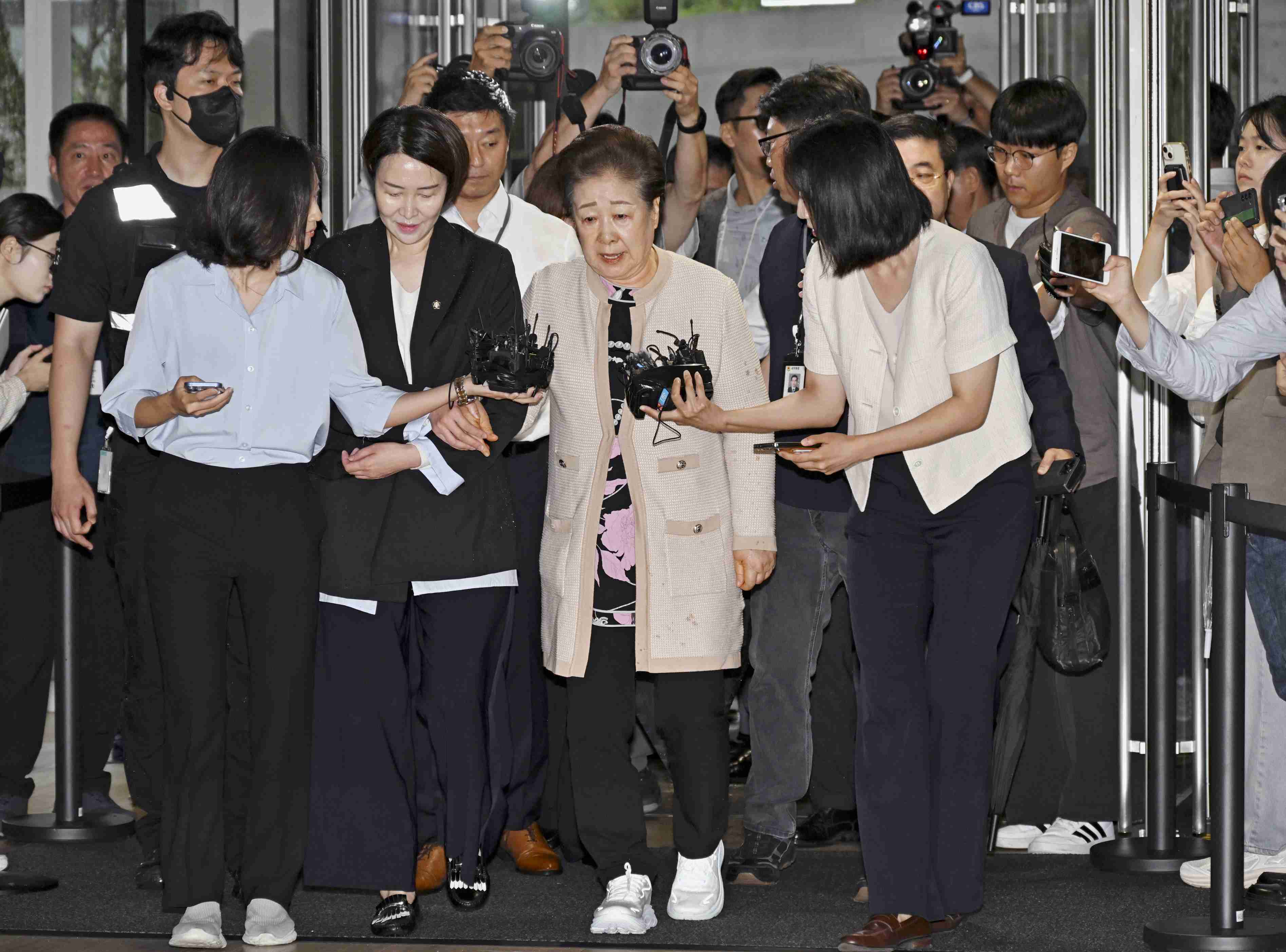 片山大臣に記者「こんな綺麗な方が財務省にいていいのかなと…」→片山大臣が“笑顔なし”?で首をかしげた瞬間
