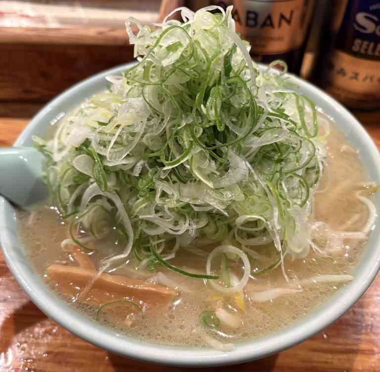 5歳の娘と“ラーメン屋”で「1200円の大盛り」を注文しシェアの予定が「1人1杯頼んで」と言われた…子どもが“並だと残してしまう”のですが、子どもも「1人1杯ルール」に従うべきでしょうか?