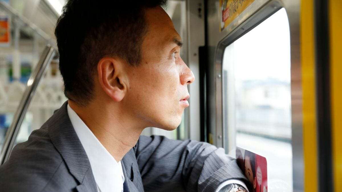 俺、何のために働いているんだろう…「月収65万円」44歳サラリーマン、同窓会で知った「高校同級生の暮らしぶり」に虚無感。通勤電車でこぼれるため息｜資産形成ゴールドオンライン