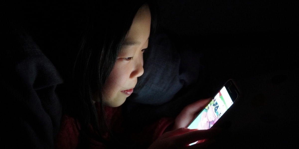 スマホにのめり込む子どもたち…親は「ナイフや銃を渡すようなもの」、“ドパガキ”の命名に異論も - 弁護士ドットコム