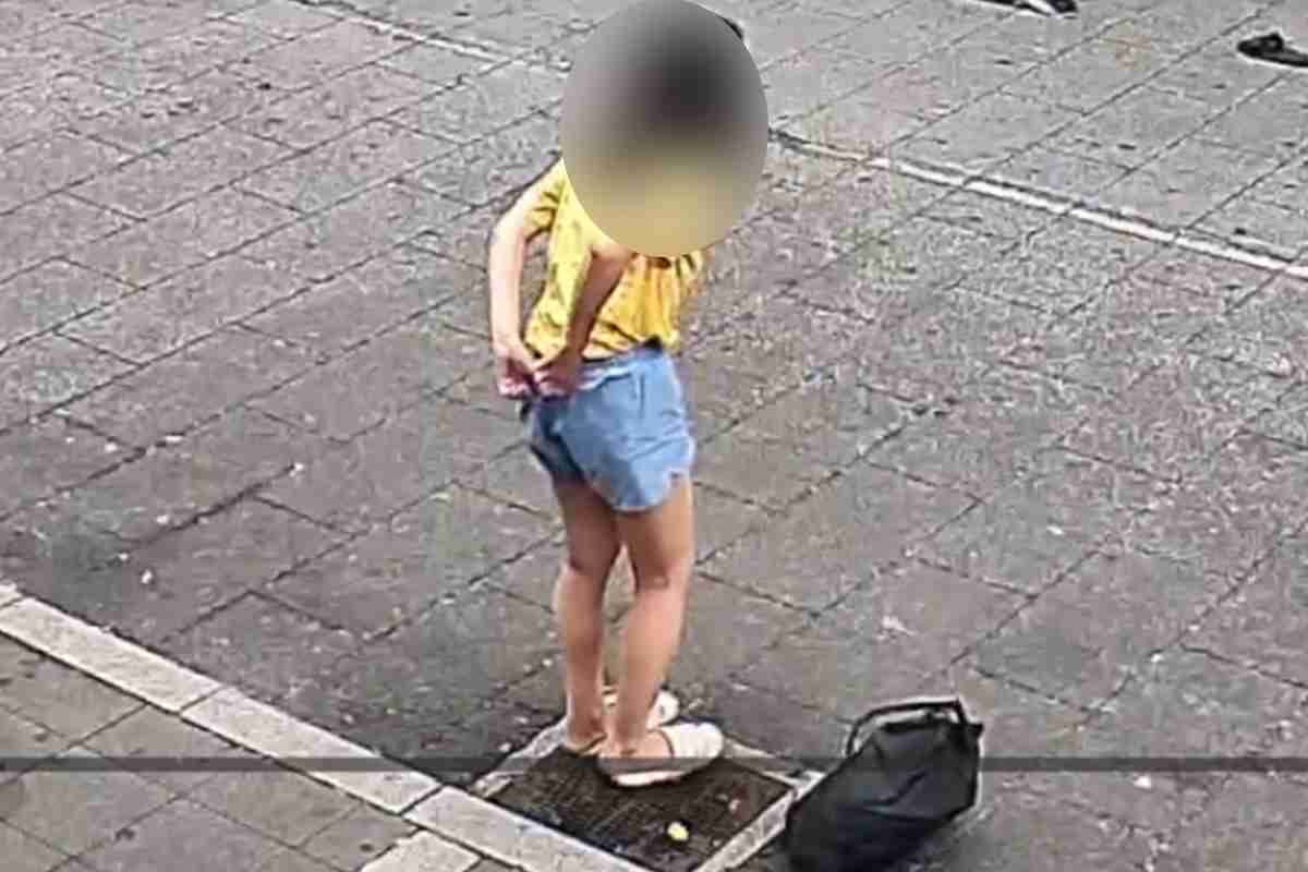 《デニムの短パンと黒い下着を急にズリ下げ…》早朝の歌舞伎町でロングヘア女性が“路上放尿か”と騒動に…下半身をさらすも、警察官らは注意せず【ネット騒然】