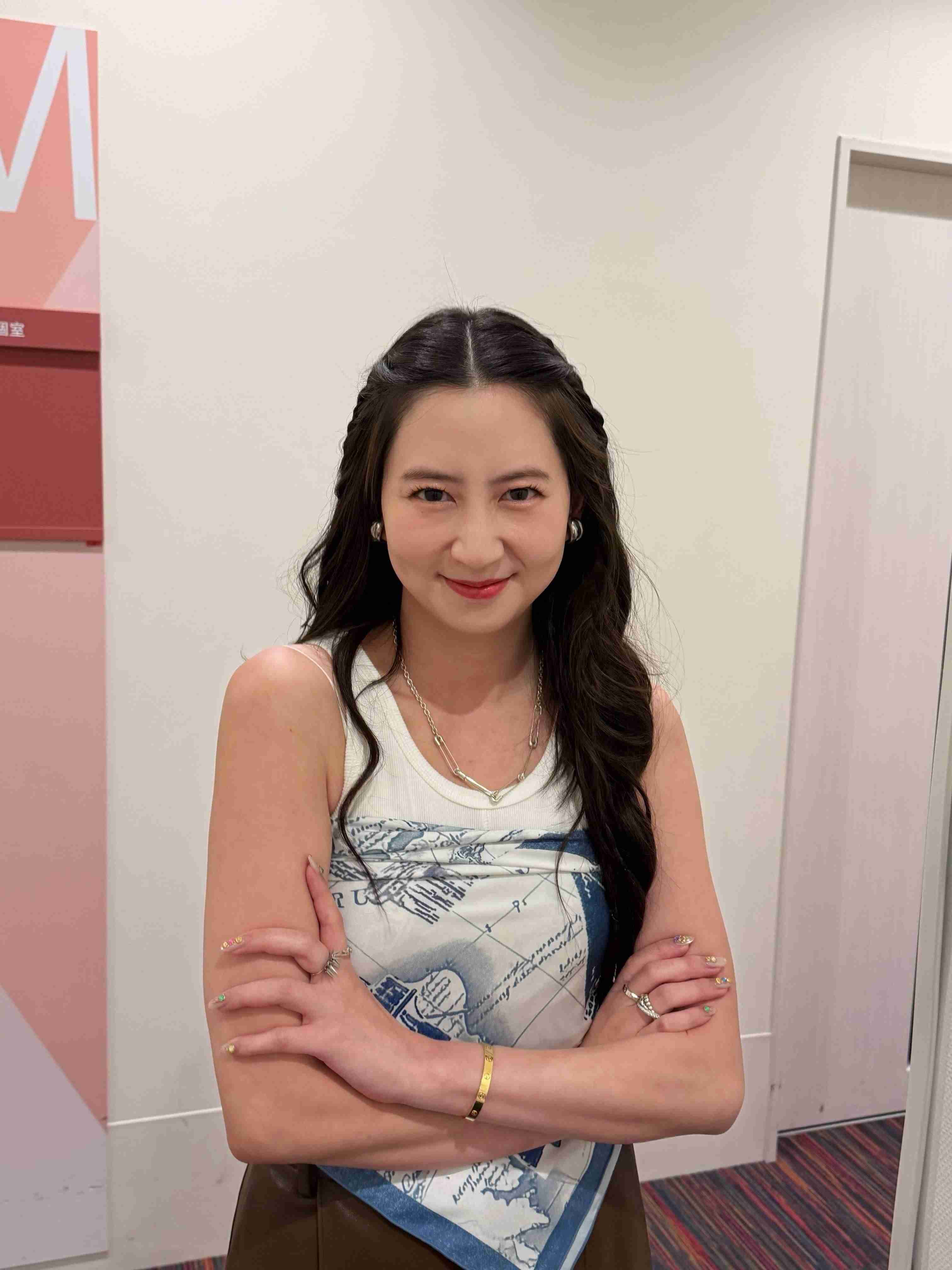 「顔はふっくらしていますが…」タンクトップ姿の河北麻友子に反響「凄いバランスだなとびっくり」「ロングヘア、相変わらず女神」