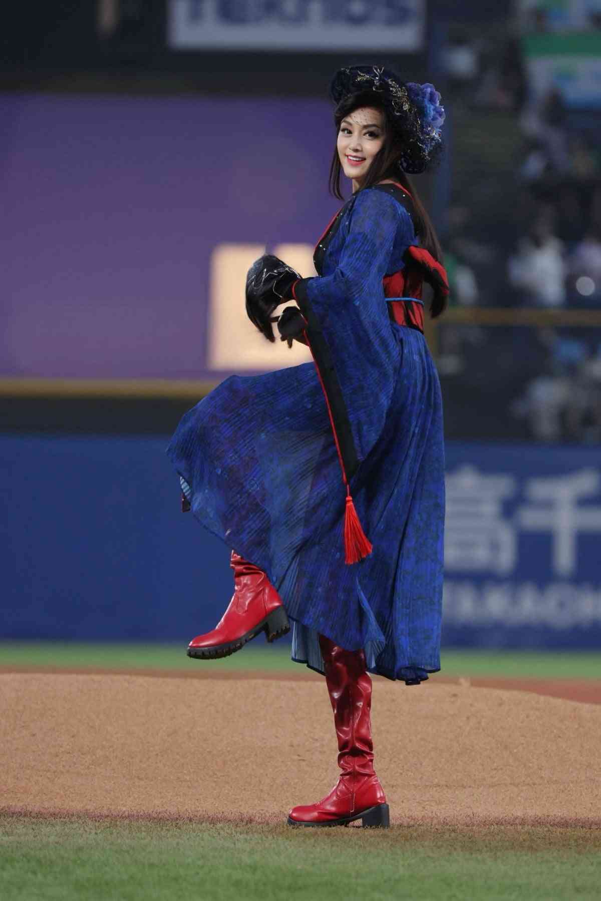藤原紀香・高島礼子・剛力彩芽が神宮球場で“キャッツアイ”に 舞台衣裳でファーストピッチ