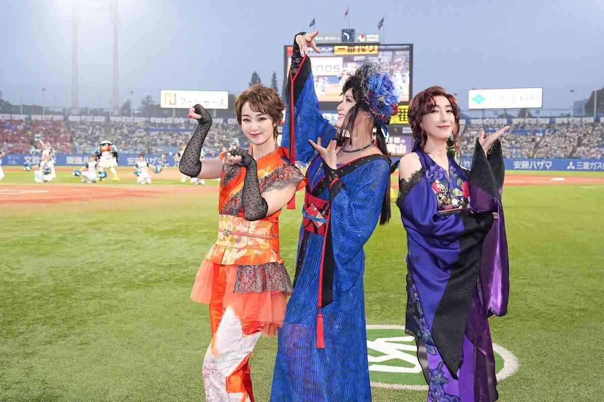 藤原紀香・高島礼子・剛力彩芽が神宮球場で“キャッツアイ”に 舞台衣裳でファーストピッチ
