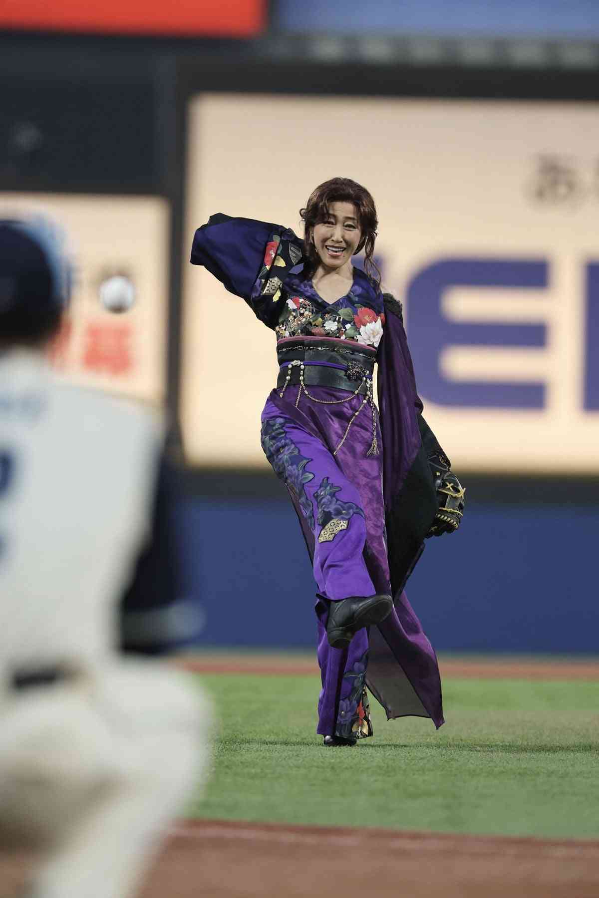 藤原紀香・高島礼子・剛力彩芽が神宮球場で“キャッツアイ”に 舞台衣裳でファーストピッチ