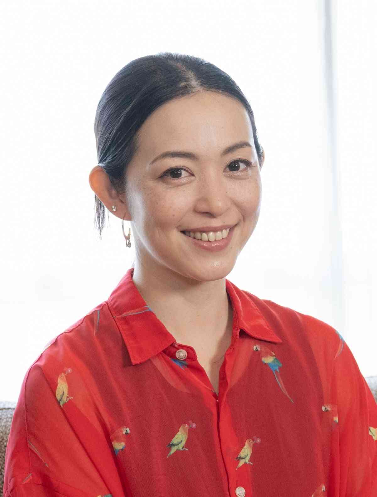 芸能界引退から6年…岩佐真悠子が介護士としてCM出演　39歳の現在“自分らしく働く”姿描く  | オリコンニュース（ORICON NEWS）