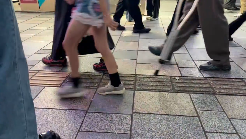 表参道のスニーカー事情を写した動画、突然とんでもない量のワンちゃんたちが出てきて、もはや靴はどうでも良くなった「予想よりも大群で最高だった」