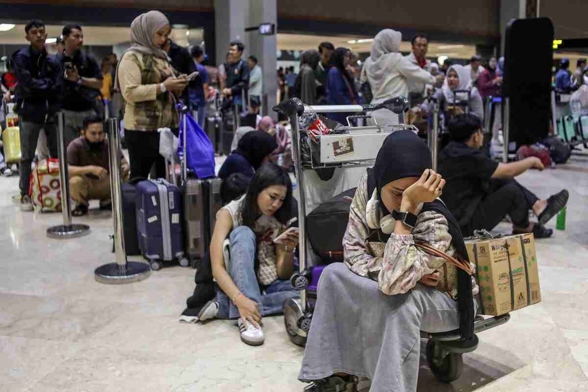 インドネシアで噴火相次ぐ　航空ダイヤに乱れ（時事通信） - Yahoo!ニュース