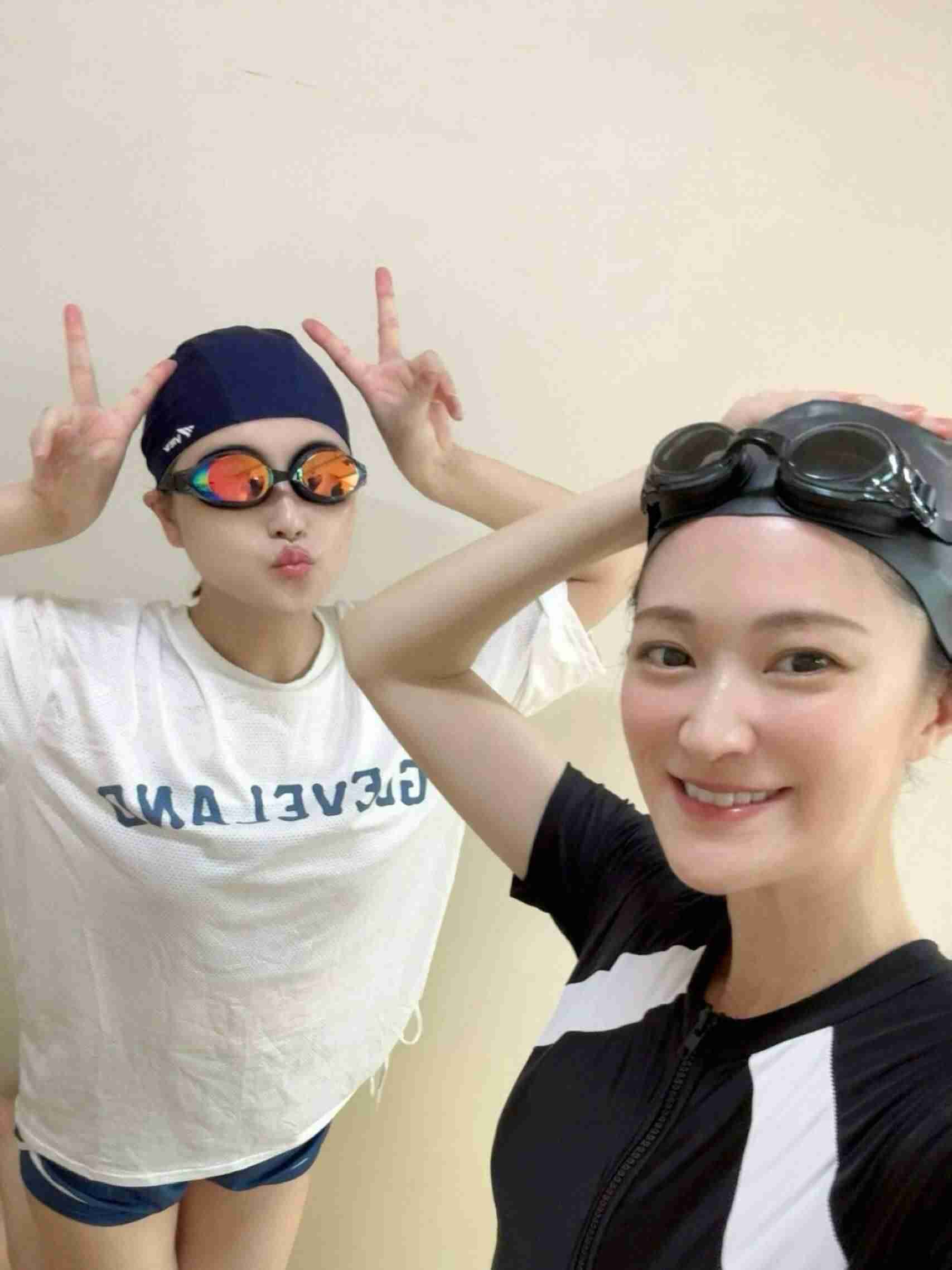 「Tシャツの中…薄っすら見えてる」〝区民プール〟ショットの鈴木奈々に「素晴らしい」「元気を頂きました!」「ベリーグッド」