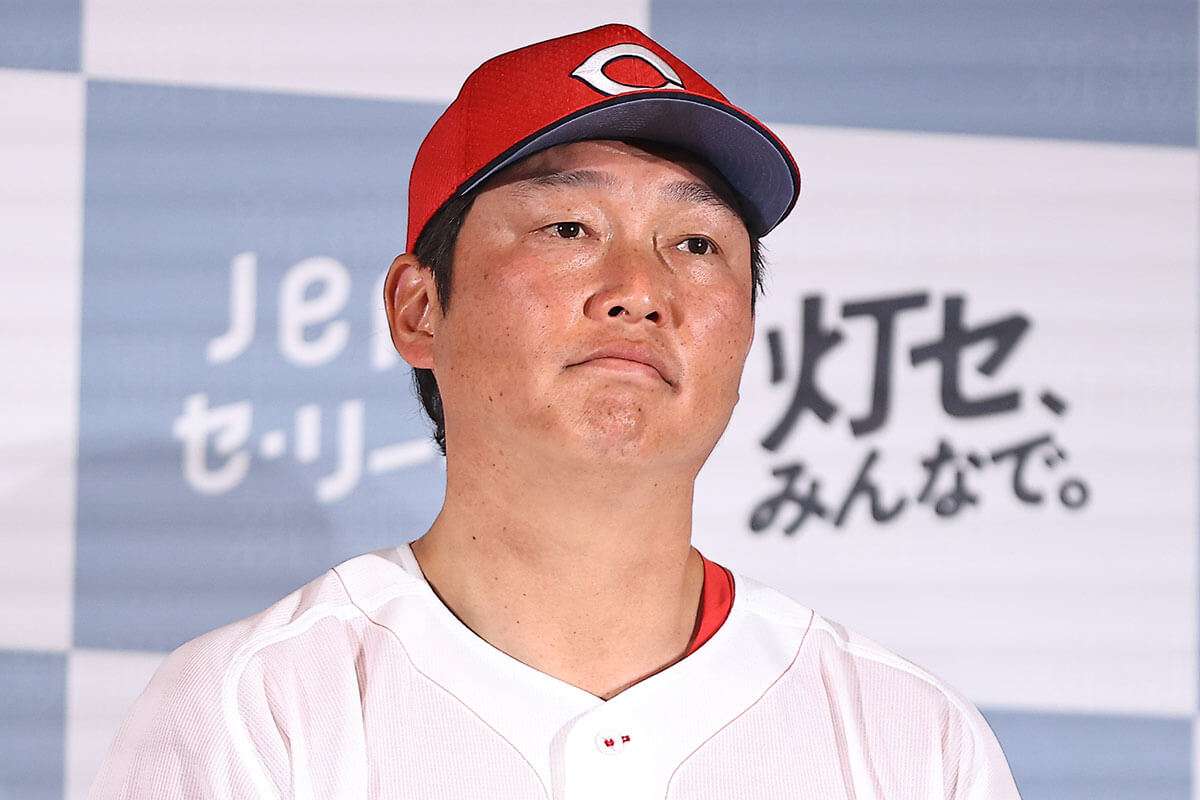 「球団から泣きつかれ、責任を…」　広島・新井監督“まさかの続投”の真相　現場を知らないオーナーの“耳を疑うような発言”とは（デイリー新潮） - Yahoo!ニュース