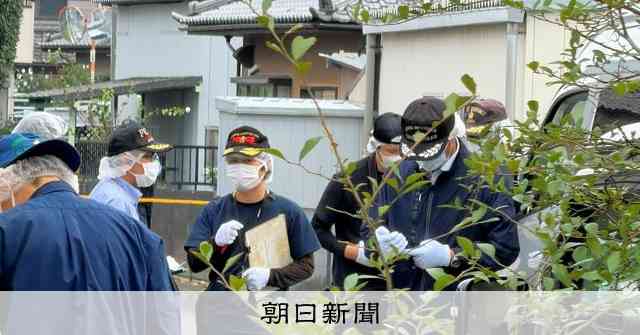 群馬の住宅で52歳女性が死亡　現場から男が逃走か　殺人容疑で捜査 [群馬県]：朝日新聞