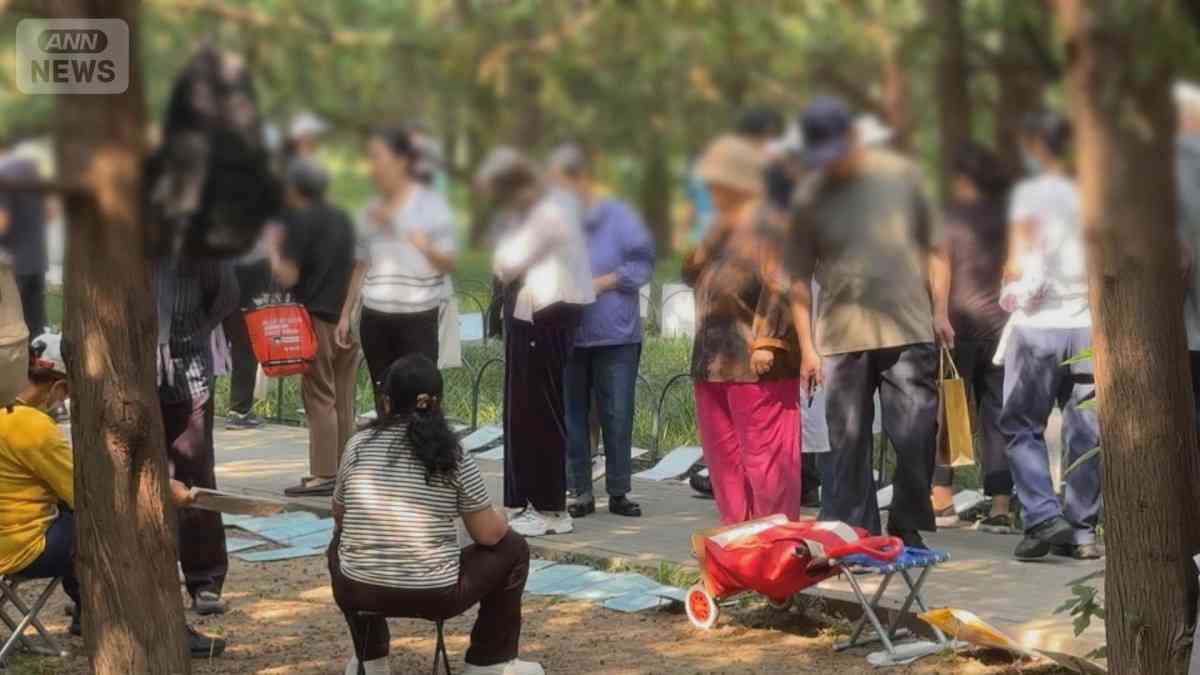 少子化の中国で親が「代理婚活」　公園で我が子の経歴書を手に相手探し　アプリも登場