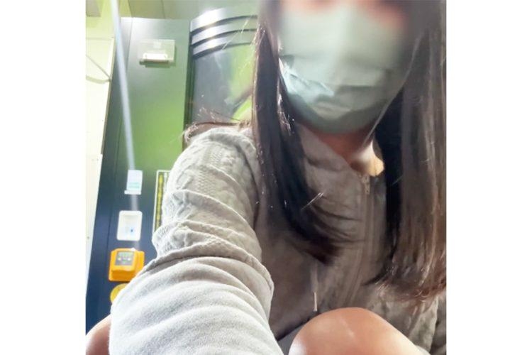 《くもりガラス越しでも丸見えの悪質な露出》自称・女子大生が駅構内の個室型ワークスペースでわいせつ撮影、運営元は「必要な情報収集を行っております」