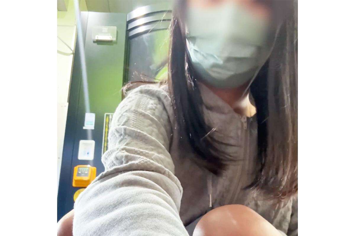 《くもりガラス越しでも丸見えの悪質な露出》自称・女子大生が駅構内の個室型ワークスペースでわいせつ撮影、運営元は「必要な情報収集を行っております」｜NEWSポストセブン
