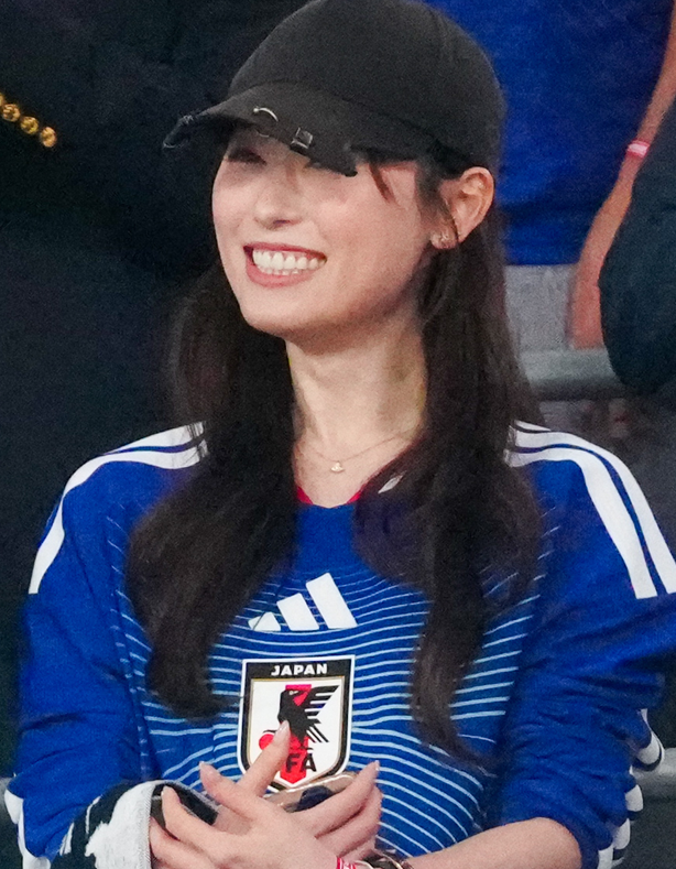 福原遥が来た!夫・久保建英の「20」ユニでスタンドから応援 結婚発表後初の試合を観戦