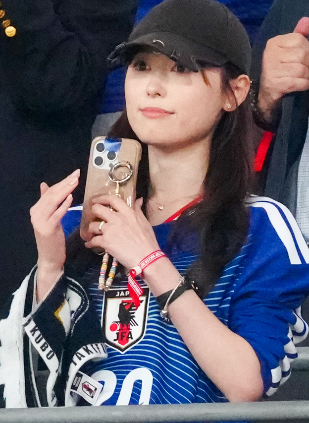 福原遥が来た!夫・久保建英の「20」ユニでスタンドから応援 結婚発表後初の試合を観戦