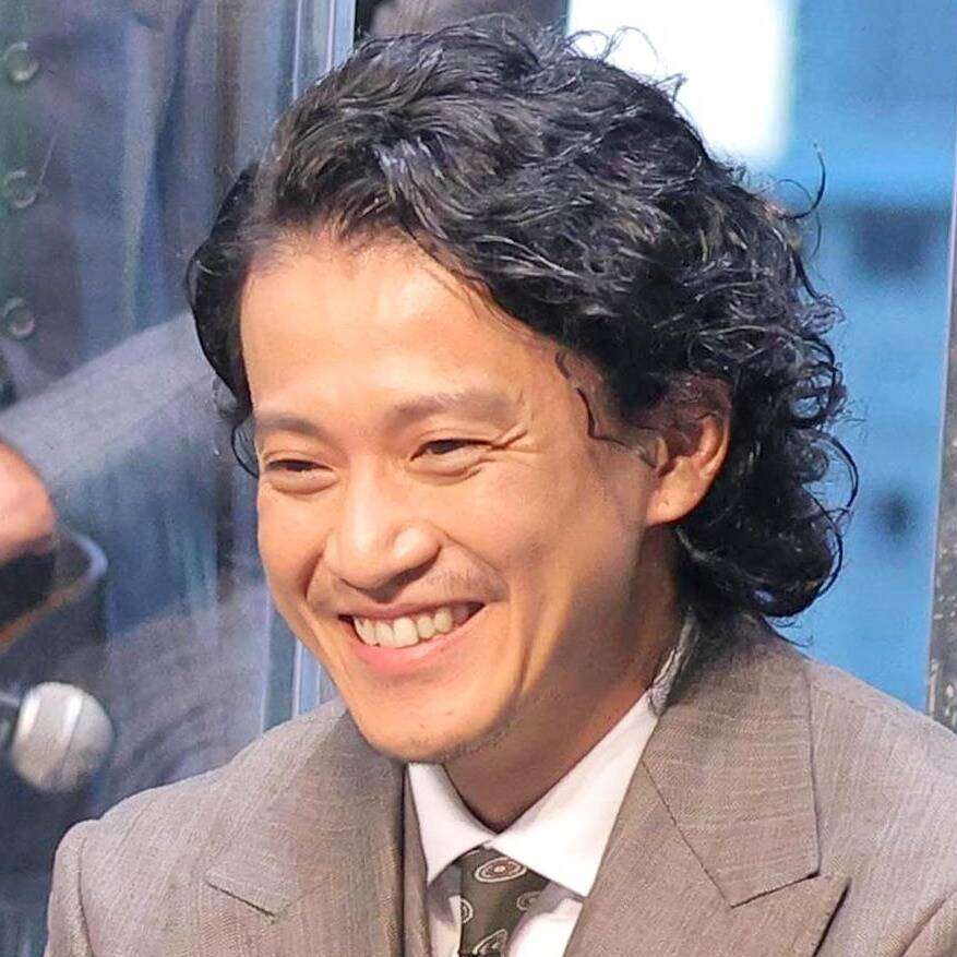 小栗旬の隣の美女　服装にネット騒然「スゴすぎる」「その方しか見えない」「誰ですか？」リヴ・モーガン - スポーツ報知