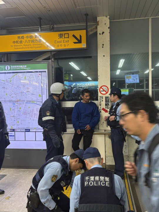 松戸市馬橋駅で男性3人切りつけ事件 コロンビア国籍男逮捕 / X