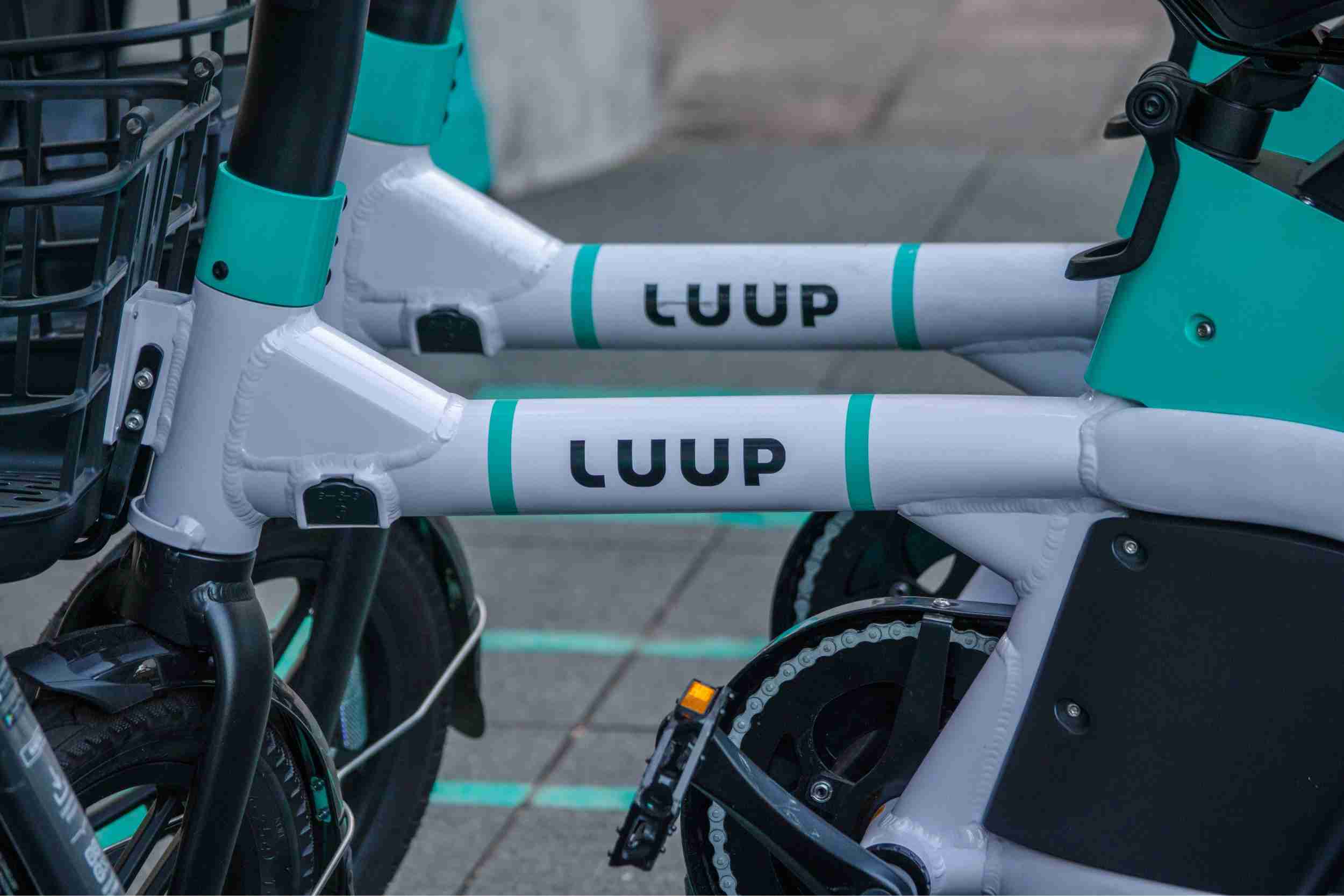         「LUUP」に3年間乗り続ける30代記者が車と衝突。「救急搬送される重傷でも、返却はセルフ」の衝撃  |  日刊SPA!    